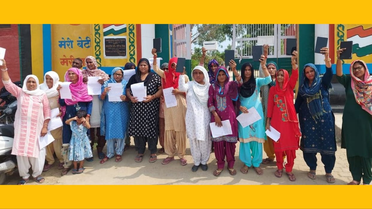 Jind: Women of Dhigana village protested and got the tabs returned