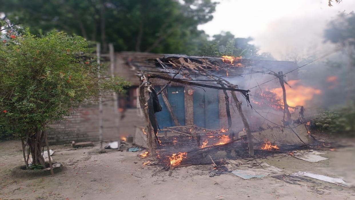 Kaushambi triple murder case: After the incident many houses were set on fire, two people Injured