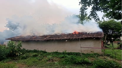 Kaushambi triple murder case: After the incident many houses were set on fire, two people Injured
