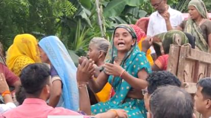 तिहरे हत्याकांड : कातिलों के घर पर बुलडोजर चलवाने पर अड़े, हत्या के बाद गांव में अघोषित कर्फ्यू जैसा माहौल Kaushambi Crime News Daughter, Son-In-Law And Father-In-Law Shot Dead, Family Members Burnt