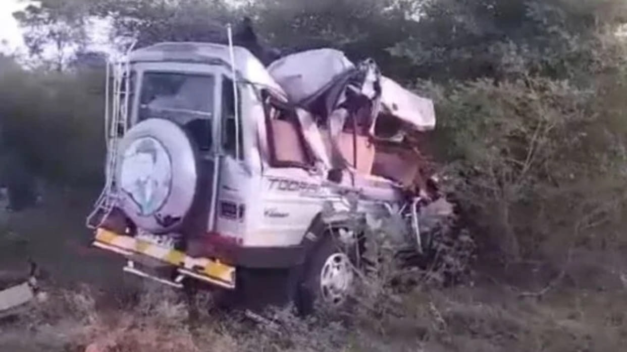 5 dead, 11 injured as jeep collides with lorry in Andhra's Annamaya
