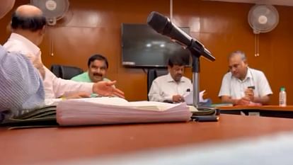 Politics: मंत्री महेन्द्रसिंह सिसोदिया के OSD पर लगा पैसे वसूली का आरोप, कांग्रेस ने जारी किए वीडियो Minister Mahendra Singh Sisodia's OSD accused of extorting money, Congress released video