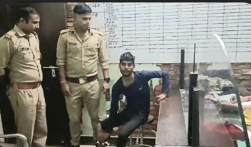 A criminal carrying a reward of Rs 20000 was arrested in a police encounter, he was wanted for chain robbery
