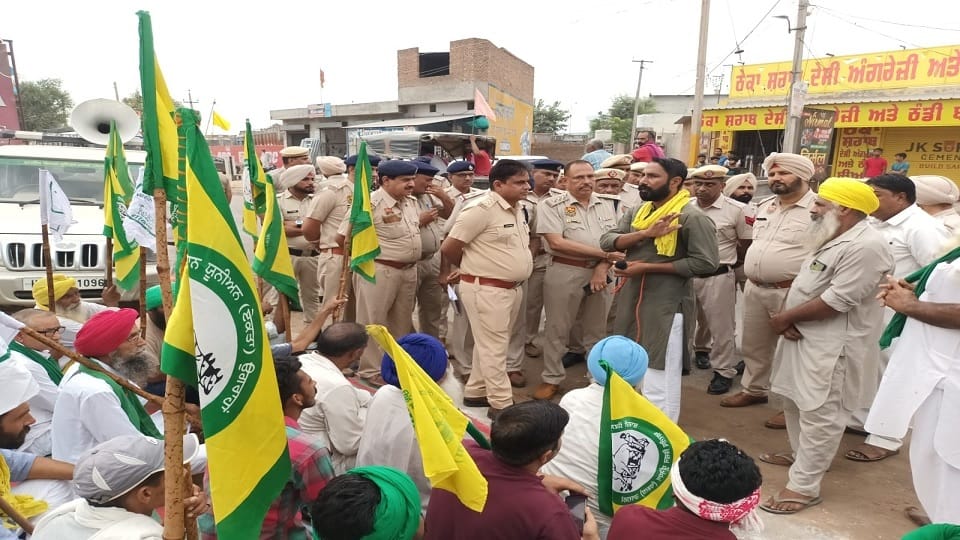 Farmers arrived in Jakhal of Fatehabad to protest against MP Sunita Duggal