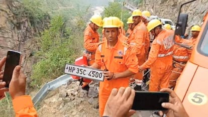 Kullu News: एनडीआरएफ की मदद से मिली आनी के गुमशुदा व्यापारी की गाड़ी की नंबर प्लेट Number plate of the car of missing businessman of Ani found with the help of NDRF