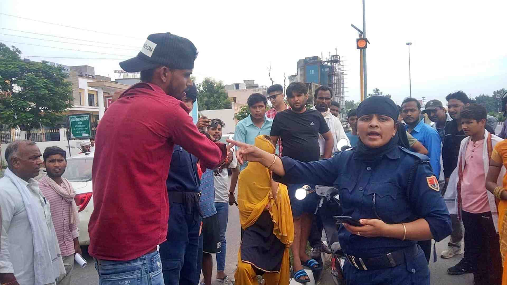 पुलिस की गिरफ्त में आरोपी