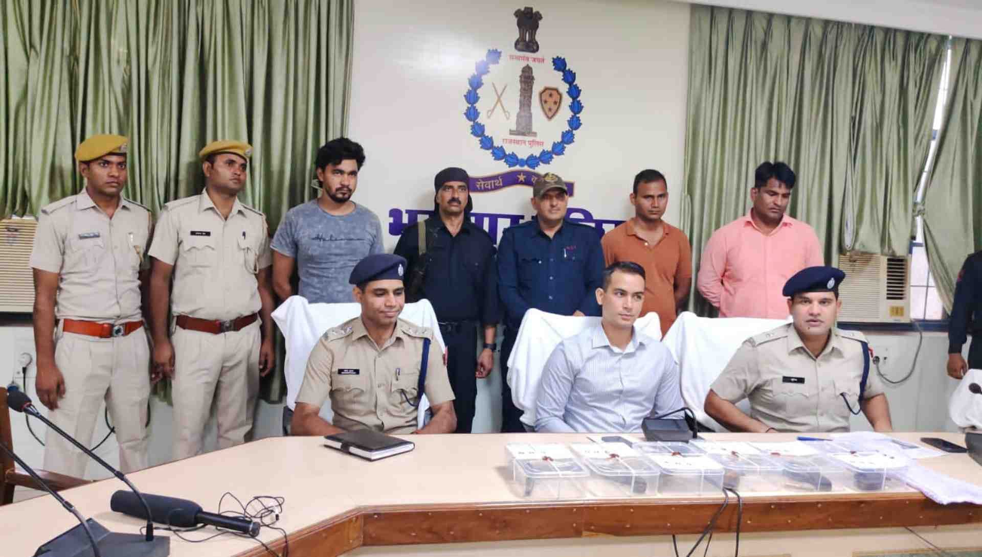 प्रेसवार्त कर जानकारी देते पुलिस अधिकारी।