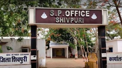 Shivpuri News: लाखों का गबन करने वाले प्रधान आरक्षक की पत्नी से भाजपा ने बनाई दूरी, हेड कांस्टेबल पर केस दर्ज Shivpuri News: BJP kept distance from the wife of head constable who embezzled lakhs case registered