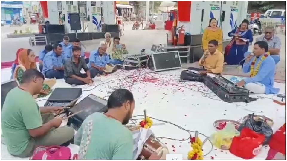 Petrol pumps opened in 5 districts of Rajasthan Sunderkand recitation being conducted at the pump in Ajmer