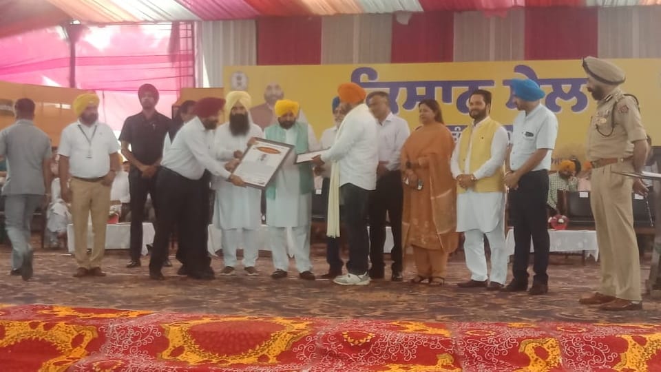 CM Bhagwant Mann felicitated five leading farmers for their contribution in agriculture at Kisan Mela in PAU