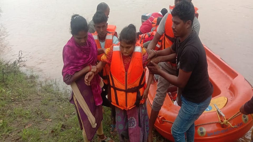 Rescue team soldiers became angels Pregnant woman across river to hospital