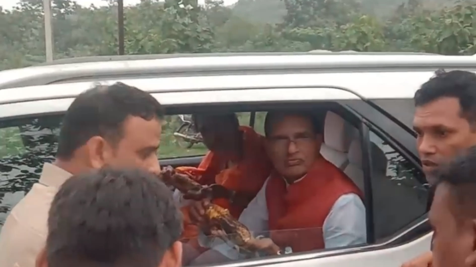 After stopping the convoy, CM Shivraj reached Ladli Behna to eat corn