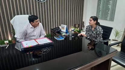सिमरन से बातचीत करते अलीगढ़ डीएम इंद्र विक्रम सिंह