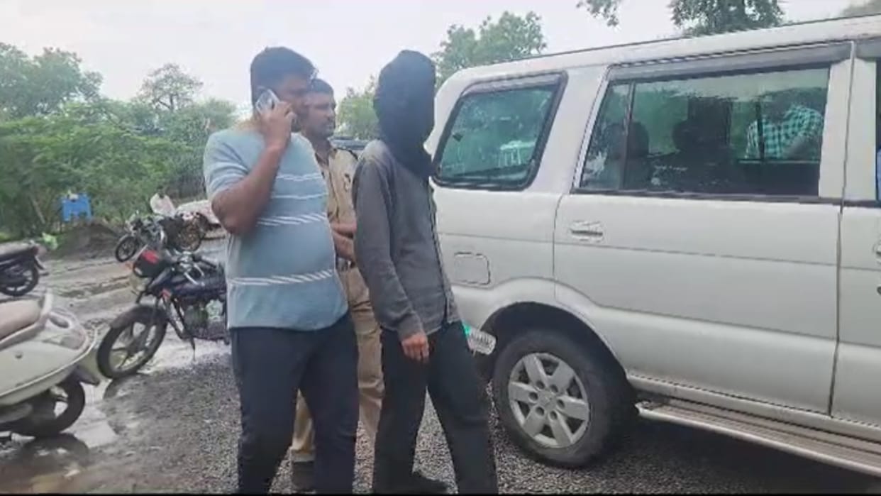 Ratlam News: Ranchi NIA raids Ratlam, suspicious youth caught, ISIS flag, SIM card found