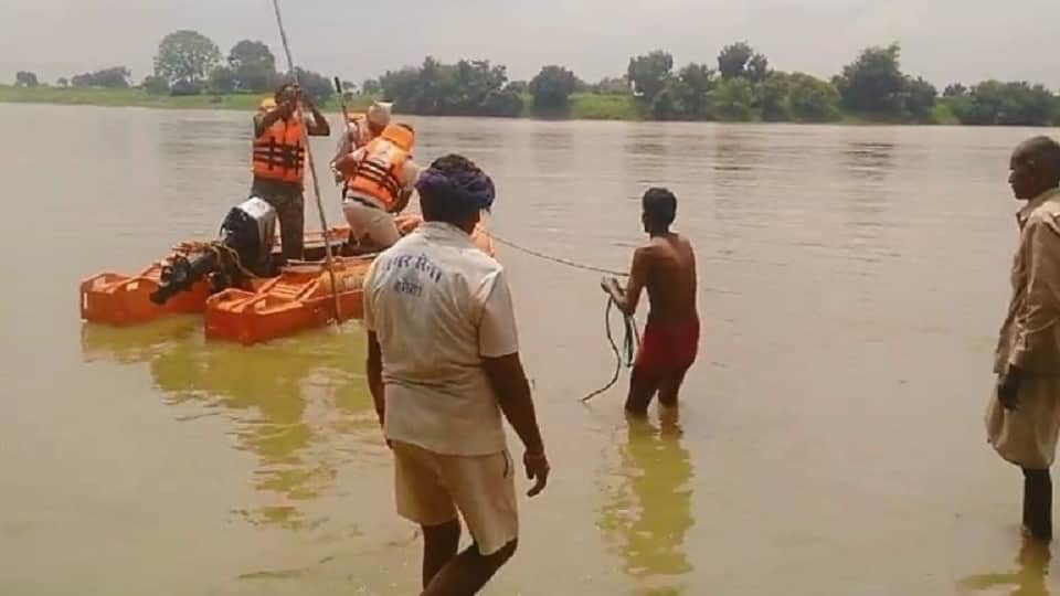 शुक्रवार को रेस्क्यू अभियान जारी रहा