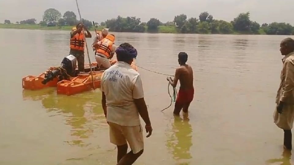 शुक्रवार को रेस्क्यू अभियान जारी रहा