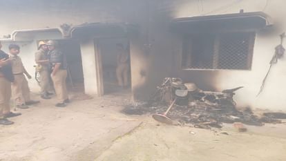 तिहरे हत्याकांड : कातिलों के घर पर बुलडोजर चलवाने पर अड़े, हत्या के बाद गांव में अघोषित कर्फ्यू जैसा माहौल Kaushambi Crime News Daughter, Son-In-Law And Father-In-Law Shot Dead, Family Members Burnt