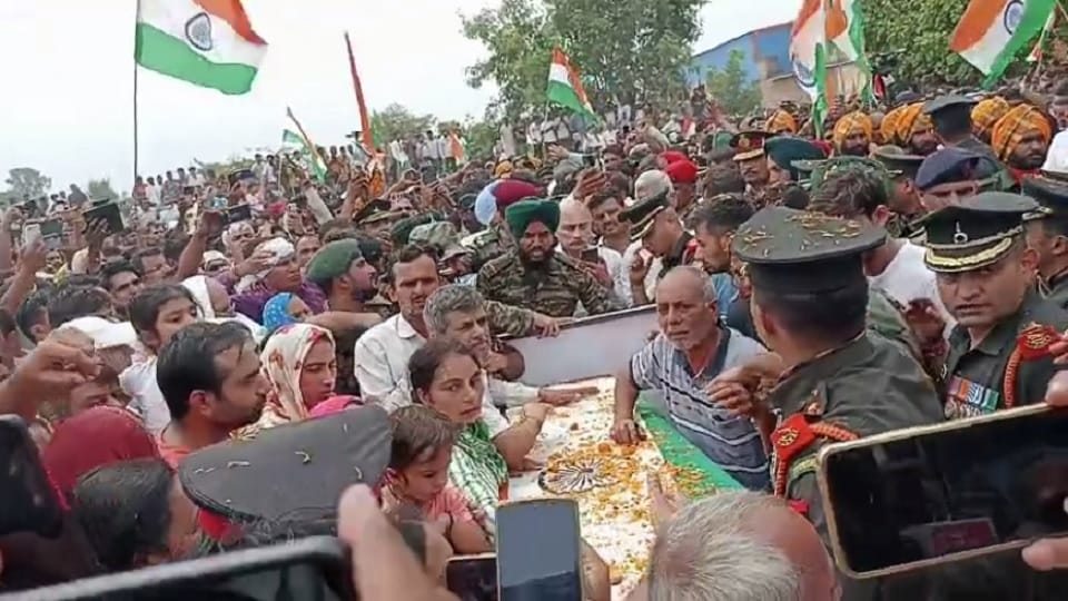 Mother bids last farewell to her martyred son with the slogan Jai Jawan-Jai Kisan, Mera Beta Desh Ki Shan