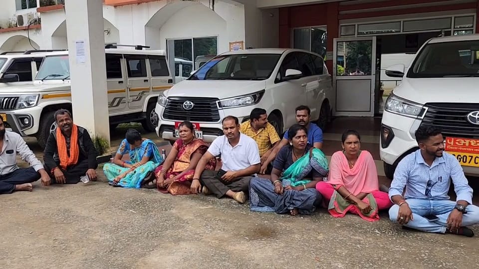 District Panchayat members sitting on strike in Kondagaon