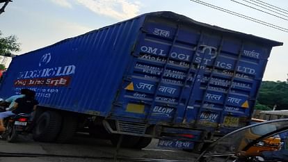 military special train stopped due to truck suddenly broke down at railway crossing in Bareilly