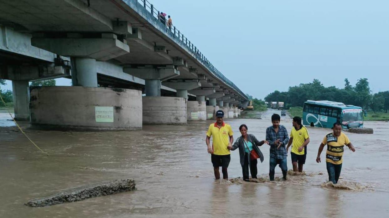 Haridwar News: Nepal India Friendship Bus Stuck in River Police Resuce 53 Passengers