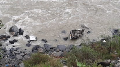 Uttarkashi Accident near Gangotri Highway  vehicle falls into river dead injured Uttarakhand news in hindi