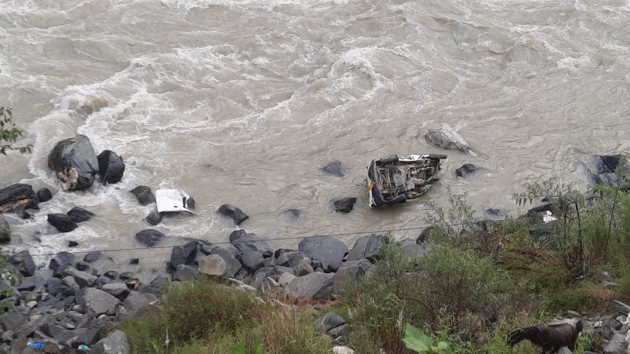 Uttarkashi Accident near Gangotri Highway  vehicle falls into river dead injured Uttarakhand news in hindi