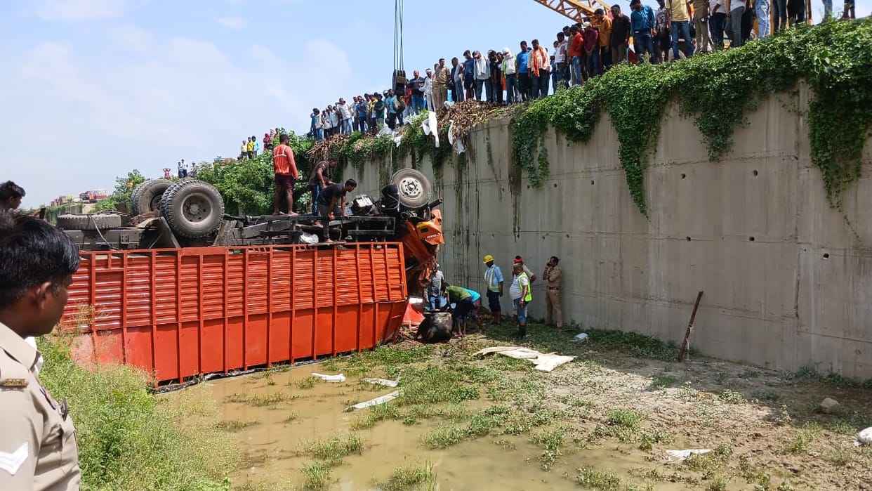 Mini truck loaded with cattle overturned in ditc in varanasi many animals died