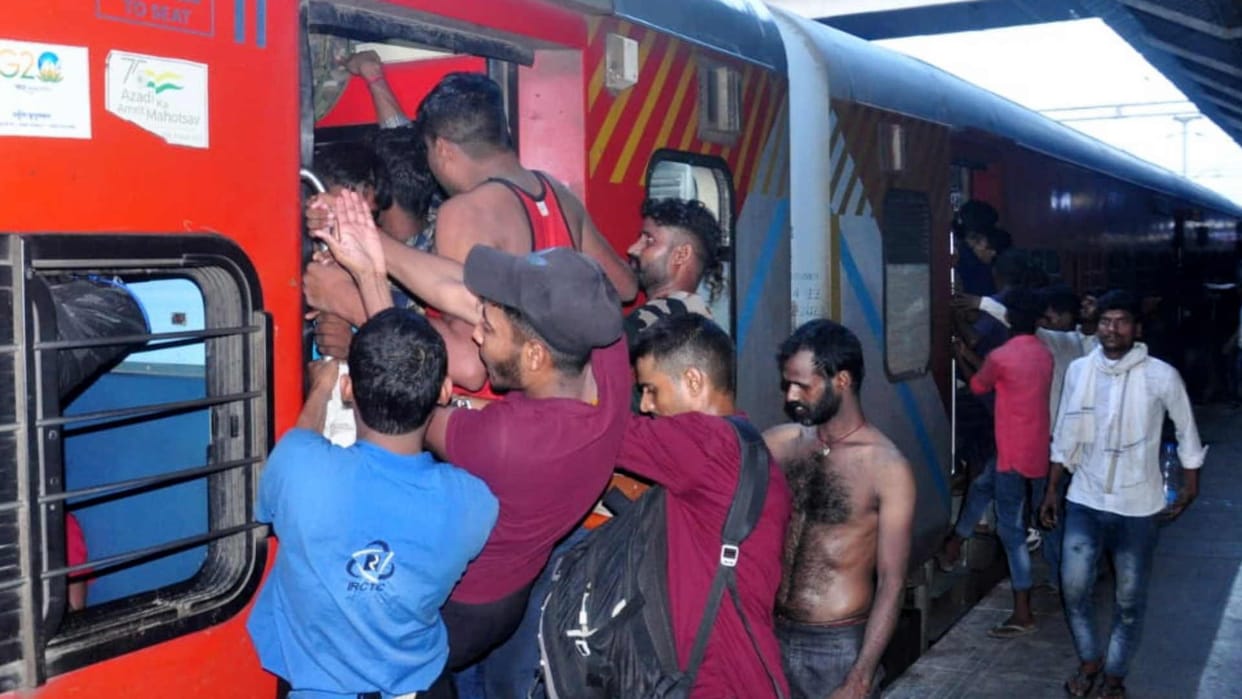 Vaishali came late Bihar Sampark Kranti in gorakhpur