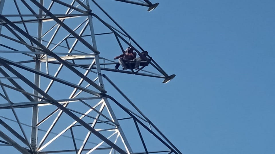 Amroha: Farmer climbed 70 feet high tower with his son to recover his wife