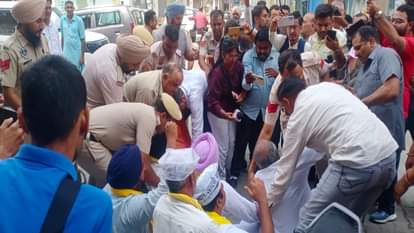 आप कार्यकर्ताओं का प्रदर्शन