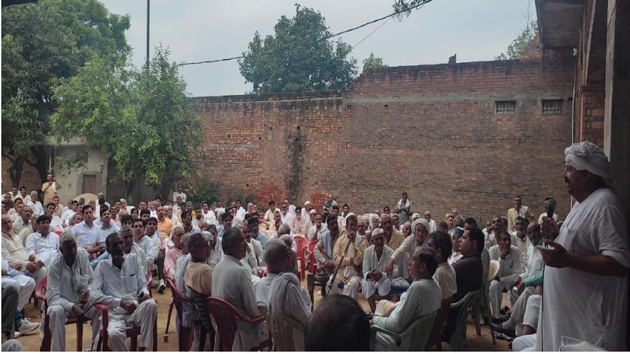 Lucknow Panchayat: Tikait said foreign guests have to eat in gold utensils, don't even get plates for farmers