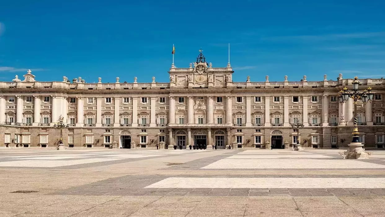 Lonon Man climbing over wall of Royal Mews near Buckingham Palace arrested