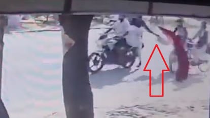 अंबेडकरनगर: छात्रा का दुपट्टा खींचने वाले आरोपियों से पुलिस की मुठभेड़, थाना प्रभारी को किया गया निलंबित SO suspended in Ambedkarnagar in death in eve teasing case.