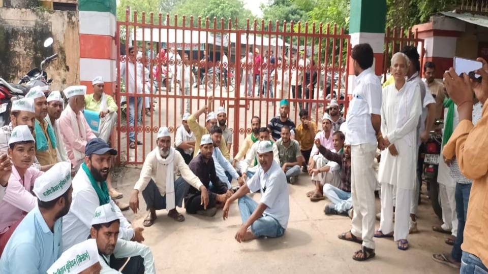 Farmers locked Jasrana tehsil due to lack of hearing on problems in Firozabad