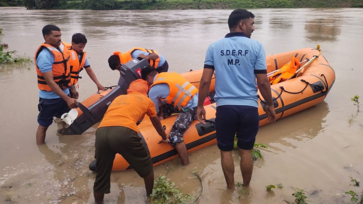 Flood In Ujjain Home Guard-SDRF team rescued 24 people trapped in flood