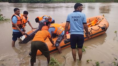 Flood In Ujjain: होमगार्ड-SDRF की टीम बाढ़ में फंसे 24 लोगों को बाहर निकाला, मंदिर में से तीन का किया रेस्क्यू Flood In Ujjain Home Guard-SDRF team rescued 24 people trapped in flood