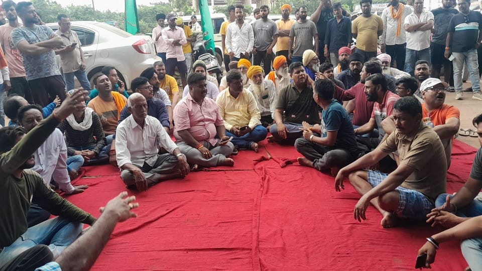 घटना के बाद थाने के बाहर बैठे परिजन