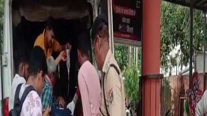 सीआरपीएफ जवान के दोनों पैर कटे: छुट्टी से वापस ड्यूटी जा रहा कांस्टेबल ट्रेन से गिरा, अलीगढ़ रेफर CRPF constable falls from train in Sasni