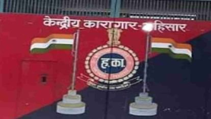 हिसार जेल: आरजे बन कैदियों ने बनाया संगीतमय माहौल, आरती-भजन से होती है दिन की शुरुआत Prisoners created musical atmosphere by becoming RJ in Hisar jail, day starts with Aarti Bhajan