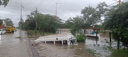 Indore: सुपर काॅरिडोर पर डूबी मिनी बस, यात्रियों को सुरक्षित निकाला : Mini bus drowns on Super Corridor, passengers rescued safely