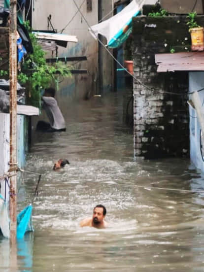 इंदौर में सड़कों पर तैरकर लोगों ने खुद की जान बचाई।
