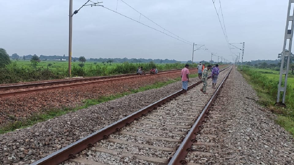 Jagdalpur News Youth dies after being hit by train
