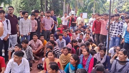 केंद्रीय संस्कृत विश्वविद्यालय जम्मू: छात्रा से बदसलूकी, जांच रिपोर्ट आने तक शिक्षक निलंबित Central Sanskrit University Jammu: Misbehavior with student teacher suspended till investigation report comes