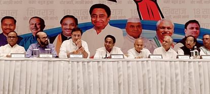 MP Politics: कांग्रेस के जनआक्रोश यात्रा पोस्टर से दिग्विजय सिंह का फोटो गायब, भाजपा ने साधा निशाना MP Politics: Digvijay Singh's photo missing from Congress' Janakrosh Yatra poster, BJP targets
