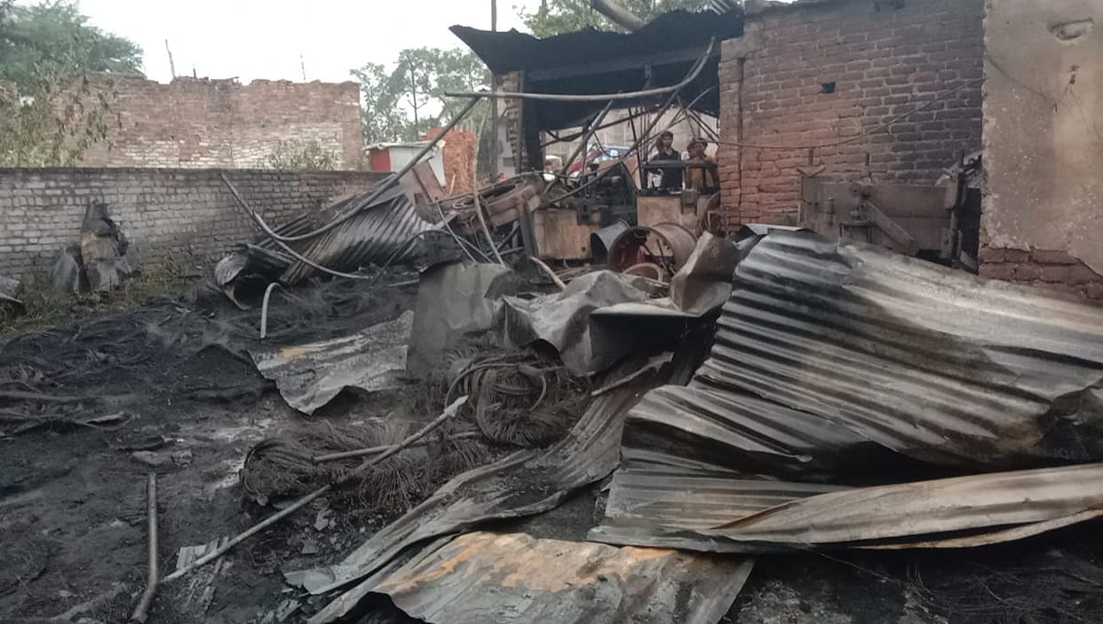 Massive fire broke out in a tire warehouse, the fire brigade brought it under control in three hours