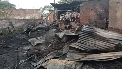 उरई: टायर गोदाम में लगी भीषण आग, तेज धुंआ और लपटों से सहमे लोग, फायर ब्रिगेड ने तीन घंटे में पाया काबू Massive fire broke out in a tire warehouse, the fire brigade brought it under control in three hours