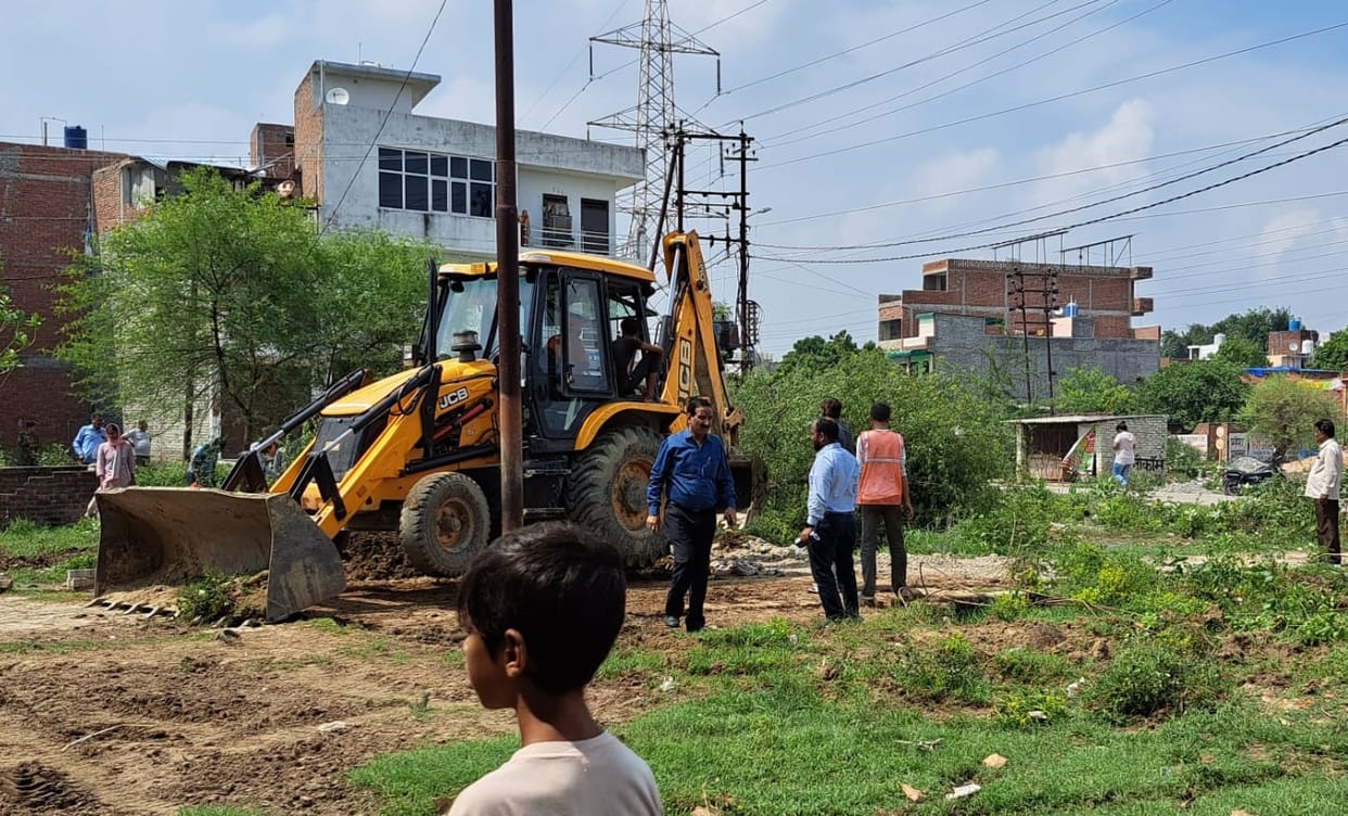 Thunder bulldozer in Kanpur, KDA vacated 5.5 crore land, eight allottees have been given possession