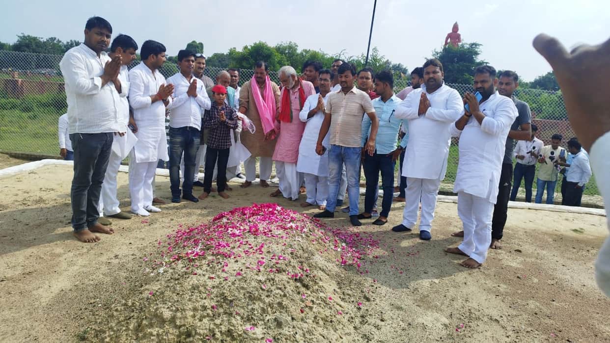 Saifai reached Sudhakar Singh, who won from Ghosi, saluted Netajis funeral, he also met them