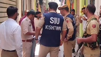 जम्मू कश्मीर: पाकिस्तान में छिपे आतंकी कमांडरों पर बड़ी कार्रवाई, किश्तवाड़ में 13 दहशतगर्दो की संपत्ति कुर्क Jammu Kashmir: Major action against Pakistan based terrorist commanders properties of 13 terrorists attached i